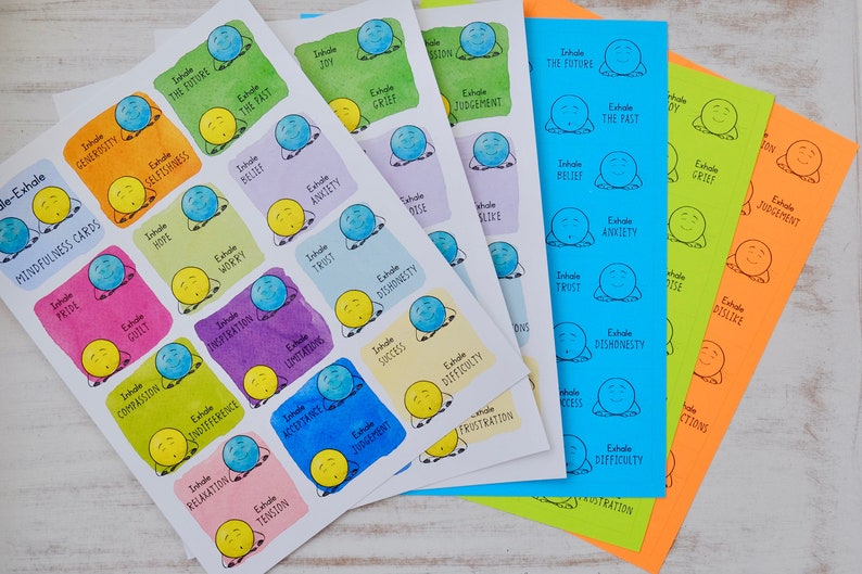 Puede incluir: Un conjunto de tarjetas de atenci&oacute;n plena de colores con ilustraciones de una persona meditando. Las tarjetas presentan frases como "Inhala Esperanza, Exhala Preocupaci&oacute;n" y "Inhala Confianza, Exhala Deshonestidad".