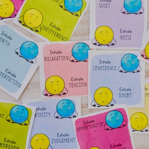 Puede incluir: Un conjunto de tarjetas coloridas con ilustraciones de un personaje de dibujos animados meditando. Cada tarjeta tiene una frase sobre la atenci&oacute;n plena, como "Inhala Valor, Exhala Imperfecci&oacute;n" y "Inhala Confianza, Exhala Duda".