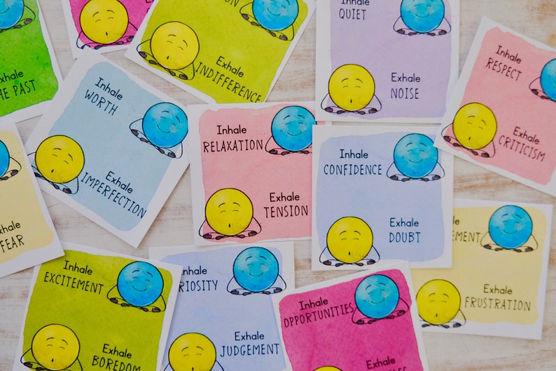 Puede incluir: Un conjunto de tarjetas coloridas con ilustraciones de un personaje de dibujos animados meditando. Cada tarjeta tiene una frase sobre la atenci&oacute;n plena, como "Inhala Valor, Exhala Imperfecci&oacute;n" y "Inhala Confianza, Exhala Duda".