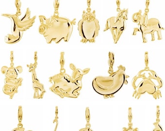 Puede incluir: Un conjunto de 16 colgantes de animales de tono dorado. Los colgantes incluyen un pájaro, un cerdo, un búho, un caballo, un elefante, un koala, una jirafa, un ciervo, una gallina, un cangrejo, un conejo, un flamenco, una tortuga, una rana y un pingüino.