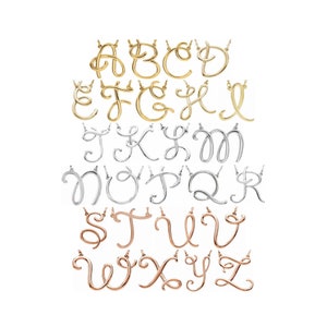 Op de afbeelding: Een set van 26 gouden, zilveren en roségouden kettingen met cursieve letters. Elke letter is een aparte hanger aan een ketting.