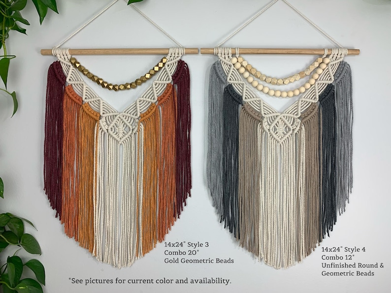 Pode incluir: Dois pain&eacute;is de macram&eacute; pendurados em varas de madeira. A pe&ccedil;a da esquerda tem cordas bord&ocirc;, laranja e creme com contas geom&eacute;tricas douradas. A pe&ccedil;a da direita tem cordas cinzentas, bege e creme com contas redondas e geom&eacute;tricas.