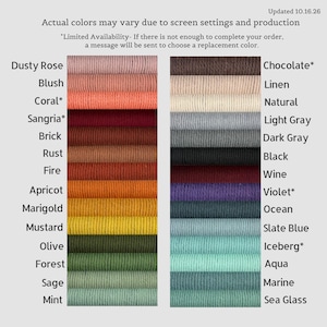 Pode incluir: Uma tabela de cores exibindo duas colunas verticais de cord&otilde;es de fio empilhados em v&aacute;rios tons, incluindo Dusty Rose, Blush, Coral, Sangria, Brick, Rust, Fire, Apricot, Marigold, Mustard, Olive, Forest, Sage, Mint, Chocolate, Linen, Natural, Light Gray, Dark Gray, Black, Wine, Violet, Ocean, Slate Blue, Iceberg, Aqua, Marine e Sea Glass.