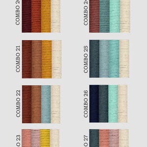 Pode incluir: Uma tabela de cores intitulada Color Combo Options com o texto Updated 8.23.26. Exibe oito linhas de quatro amostras de corda verticais rotuladas de Combo 20 a 27, com v&aacute;rias paletas de cores incluindo tons terrosos, azuis e past&eacute;is.