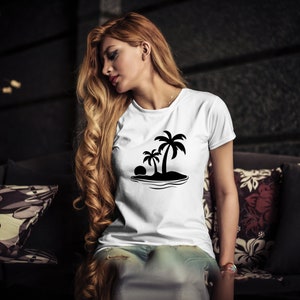 K&ouml;nnte beinhalten: Ein wei&szlig;es T-Shirt mit einer schwarzen Silhouette von Palmen auf einer Insel. Das Design beinhaltet eine Sonne und Wellen.