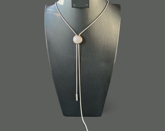 Bolo Lariat-stijl ketting geaccentueerd met strass-hanger, meerkleurige vergulde slangenketting