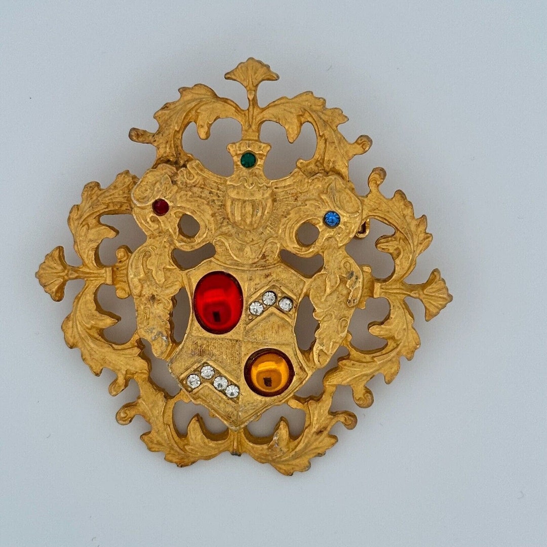Broche vintage en fausse perle ornée de bijoux En vente sur