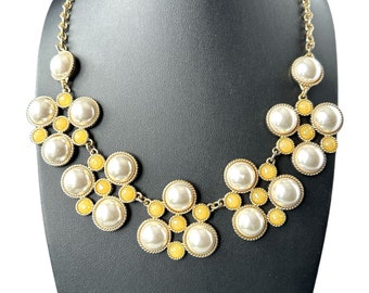 Collier style plastron en fausses perles dorées avec cabochon jaune