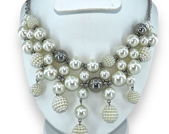 Perline pendenti stile bavaglino con perle finte con perline sferiche Collana a catena placcata in argento del 1946