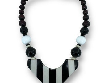 Vintage Lucite geométrica raya ancha enlace colgante graduado grueso collar con cuentas blanco y negro 19"