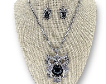 Boucles d'oreilles et pendentif hibou à motifs ouverts, hiboux avec collier en métal foncé oxydé 19-21 po.