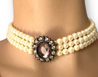 Collier ras de cou trois rangs en fausses perles, grande oxyde de zirconium cintré accentué avec pendentif en strass