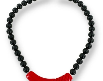 Collier avec pendentif barre en lucite sculptée rouge, collier ras de cou en perles noires de 40 cm, fabriqué à Taiwan, République de Chine
