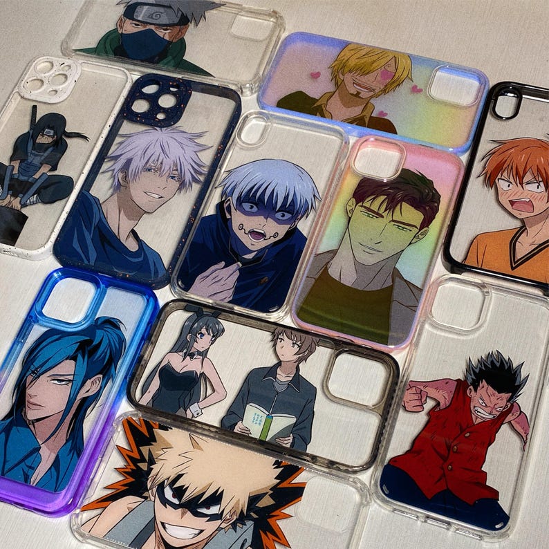 Pu&ograve; includere: Una collezione di custodie per telefono trasparenti con vari personaggi anime stampati su di esse. I personaggi includono un uomo biondo con un cappello di paglia, un uomo con i capelli blu, un uomo con i capelli verdi, un uomo con i capelli neri, una donna con i capelli neri, un uomo con i capelli castani, un uomo con i capelli rossi e un uomo con i capelli biondi. Le custodie sono tutte trasparenti e hanno un bordo bianco attorno all'immagine stampata.