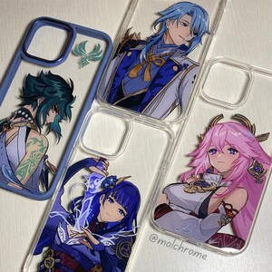 Pu&ograve; includere: Quattro custodie per telefono trasparenti con disegni colorati di personaggi anime. Le custodie presentano personaggi con capelli blu, rosa e viola. Le custodie sono decorate con dettagli intricati e colori vivaci. Il testo '@molchrome' &egrave; visibile nell'angolo in basso a destra dell'immagine.