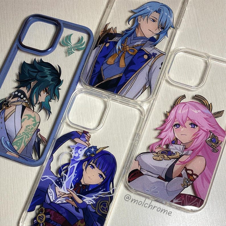 Pu&ograve; includere: Quattro custodie per telefono trasparenti con disegni colorati di personaggi anime. Le custodie presentano personaggi con capelli blu, rosa e viola. Le custodie sono decorate con dettagli intricati e colori vivaci. Il testo '@molchrome' &egrave; visibile nell'angolo in basso a destra dell'immagine.
