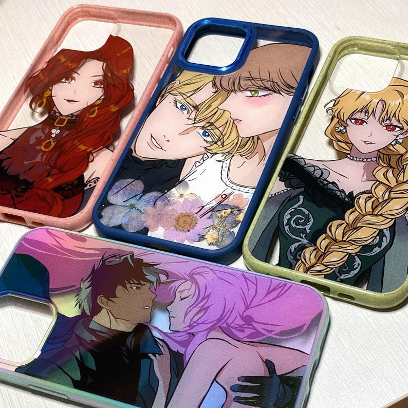 Pu&ograve; includere: Quattro diverse custodie per telefono con illustrazioni in stile anime. Le custodie sono trasparenti e mostrano i disegni attraverso la plastica. I disegni includono una donna con i capelli rossi, una coppia con i capelli biondi, una donna con i capelli biondi e una donna con i capelli neri.