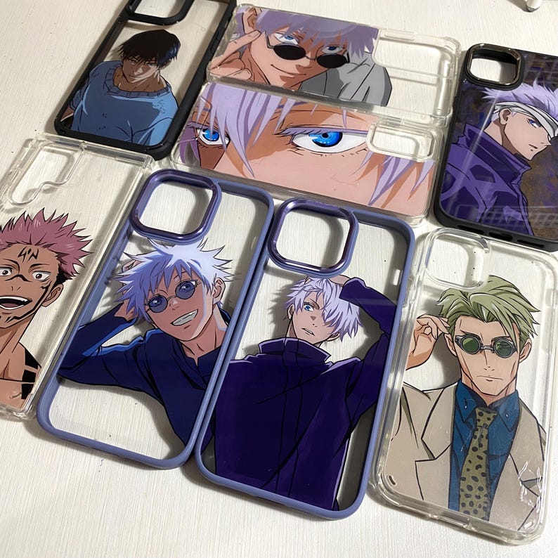 Pu&ograve; includere: Un set di otto custodie per telefono con personaggi anime. Le custodie sono trasparenti con un bordo bianco e presentano diversi personaggi con espressioni diverse. Le custodie sono tutte di dimensioni e forme diverse.