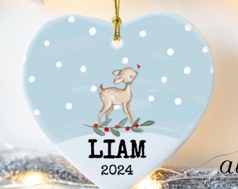 Adorno navideño de ciervo bebé con nombre personalizado, adorno de porcelana, adorno de ciervo de invierno, adorno para bebé niño, bonito regalo navideño para bebé niño.