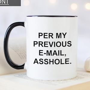 Puede incluir: Taza de caf&eacute; de cer&aacute;mica blanca con borde y asa negros. La taza tiene el texto "PER MY PREVIOUS E-MAIL, ASSHOLE." impreso en negro.
