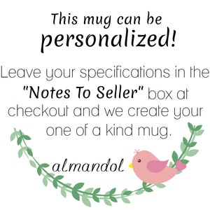 Puede incluir: Un fondo blanco con enredaderas verdes frondosas y un p&aacute;jaro rosa. El texto dice "This mug can be personalized! Leave your specifications in the "Notes To Seller" box at checkout and we create your one of a kind mug. almandol"