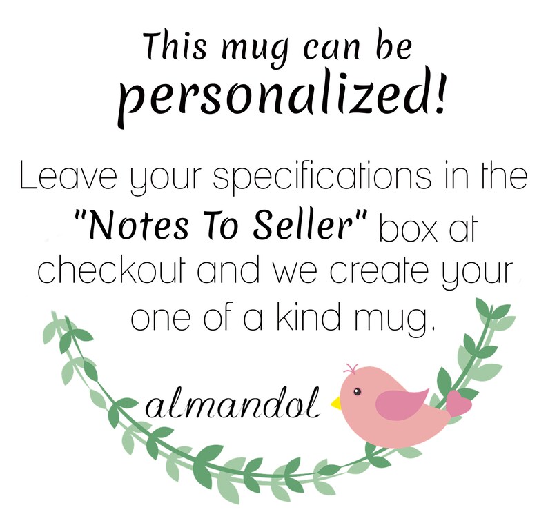 Puede incluir: Un fondo blanco con enredaderas verdes frondosas y un p&aacute;jaro rosa. El texto dice "This mug can be personalized! Leave your specifications in the "Notes To Seller" box at checkout and we create your one of a kind mug. almandol"