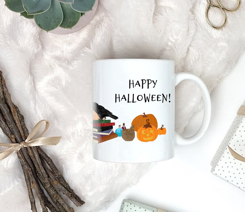 Pode incluir: Caneca de cer&acirc;mica branca com um corvo preto, livros, garrafas de po&ccedil;&otilde;es e ab&oacute;boras. O texto "Happy Halloween!" est&aacute; impresso na caneca.