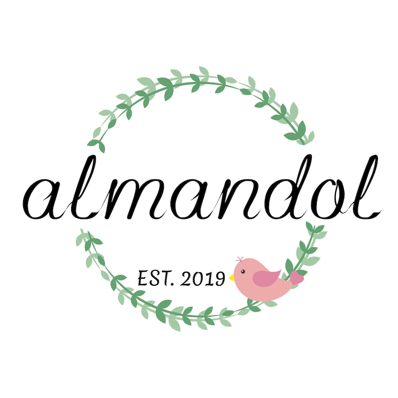 Op de afbeelding: Een logo met het woord "almandol" in een cursief lettertype, omringd door een krans van groene bladeren. Een roze vogel met een gele snavel zit op de krans. De tekst "EST. 2019" staat onder de krans.