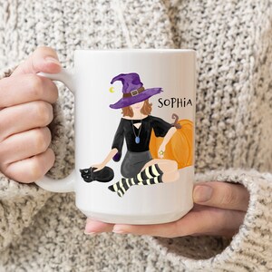 Pode incluir: Caneca de cer&acirc;mica branca com um gato preto, uma bruxa com um chap&eacute;u roxo e uma ab&oacute;bora. A bruxa est&aacute; vestindo um vestido preto e meias listradas. A caneca diz "Sophia" no lado.