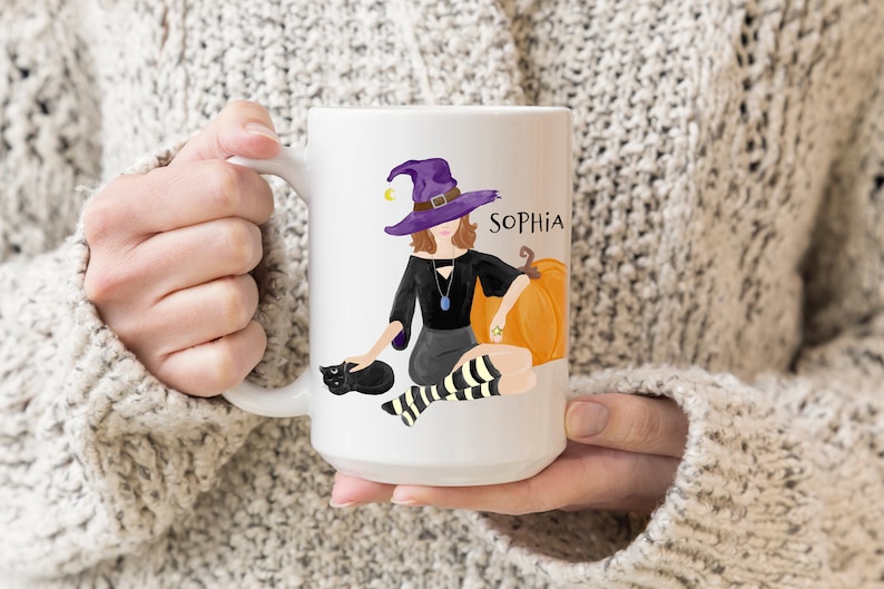 Pode incluir: Caneca de cer&acirc;mica branca com um gato preto, uma bruxa com um chap&eacute;u roxo e uma ab&oacute;bora. A bruxa est&aacute; vestindo um vestido preto e meias listradas. A caneca diz "Sophia" no lado.