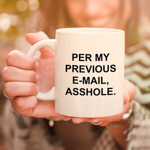 Taza con mensaje personalizado en la parte posterior, regalos de oficina, tazas de oficina, regalo para compañero de trabajo, taza de vida laboral, taza de oficina divertida, según mi correo electrónico anterior. 11 oz white handle