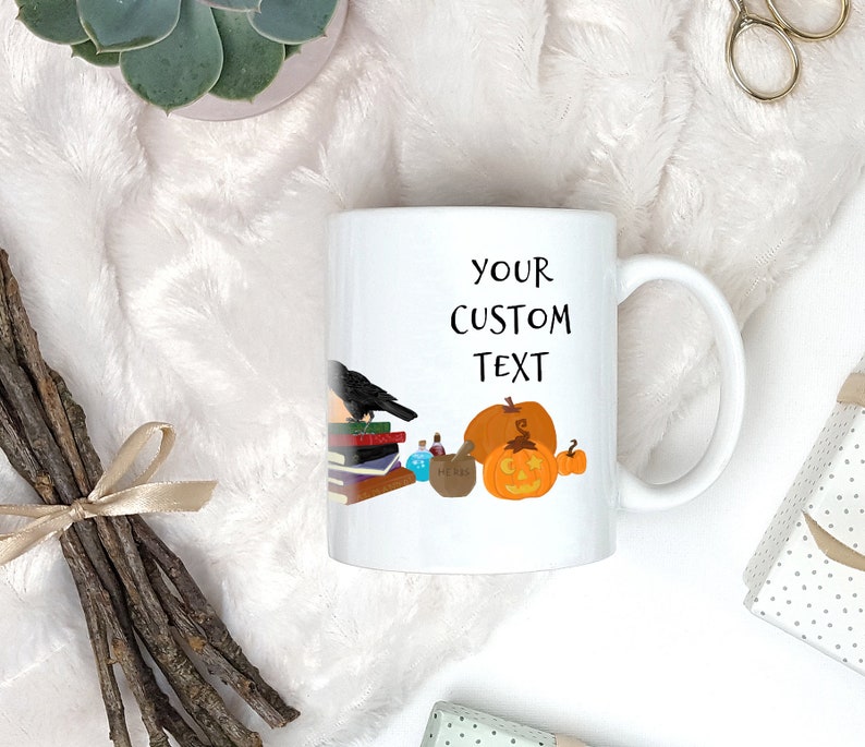 Pode incluir: Caneca de cer&acirc;mica branca com um corvo preto, uma pilha de livros, garrafas de po&ccedil;&otilde;es, uma ab&oacute;bora e o texto "YOUR CUSTOM TEXT".