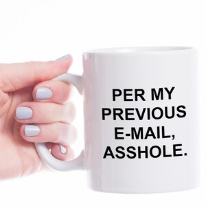 Taza con mensaje personalizado en la parte posterior, regalos de oficina, tazas de oficina, regalo para compañero de trabajo, taza de vida laboral, taza de oficina divertida, según mi correo electrónico anterior. imagen 3