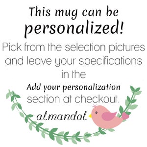 Pode incluir: Uma caneca branca com uma borda de folhas verdes e um p&aacute;ssaro rosa com um bico amarelo. O texto "This mug can be personalized! Pick from the selection pictures and leave your specifications in the Add your personalization section at checkout. almandol" est&aacute; impresso na caneca.
