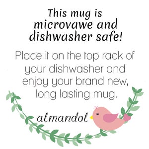 Puede incluir: Una taza blanca con enredaderas verdes y un p&aacute;jaro rosa. La taza es apta para microondas y lavavajillas. El texto en la taza dice: "This mug is microwave and dishwasher safe! Place it on the top rack of your dishwasher and enjoy your brand new, long lasting mug. almandol"