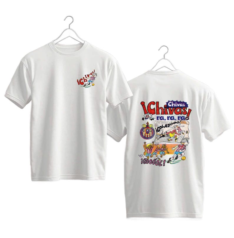 Puede incluir: Camiseta blanca con un dise&ntilde;o de dibujos animados. La parte delantera tiene el texto "&iexcl;Chivas!" con un peque&ntilde;o gr&aacute;fico. La parte trasera tiene un gr&aacute;fico m&aacute;s grande con "&iexcl;Chivas!" y "&iexcl;GOLAZOOO!"