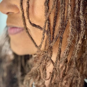 Extensiones de cabello humano Microloc hechas a mano: Interlocs rizados, aptas para decoloración y tinte.