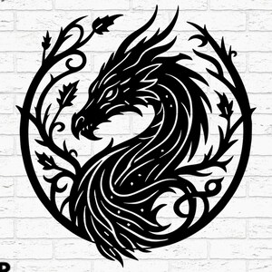 Può includere: Design di drago nero all'interno di una cornice circolare, circondato da foglie e viti. Il drago è dettagliato con squame e un'espressione feroce. Include icone di tipo di file per SVG, DXF, PNG, AI ed EPS. Il testo "DVECTOR FORGE" è in basso.