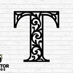以下が含まれることがあります： 黒い装飾文字「T」と、華やかな渦巻き模様の花柄デザイン。文字は白いレンガの壁を背景にしています。ファイルタイプのアイコン（SVG、DXF、PNG、AI、EPS）が含まれています。「Hand Drawn」と「Toolpath Tested」の文字も表示されています。