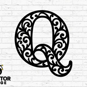 Peut inclure: Lettre "Q" noire ornée d'un motif floral décoratif, sur un fond de mur en briques blanches. L'image comprend des icônes pour "Dessiné à la main", "Chemin d'outil testé" et des formats de fichiers tels que SVG, DXF, PNG, AI et EPS. Le logo "DVECTOR FORGE" est également présent.