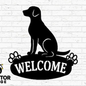 Può includere: Silhouette nera di un cane seduto su un cartello con la scritta "WELCOME". Il cartello include impronte di zampe su entrambi i lati. L'immagine include anche icone di tipo di file per SVG, DXF, PNG, AI ed EPS. Il logo DVector Forge si trova in basso a sinistra.