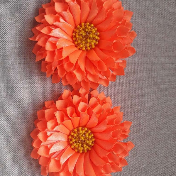 Elastischer Pferdeschwanzhalter mit Kanzashi-Blume. Zweier-Set. Orangefarbener elastischer Pferdeschwanz mit Kanzashi-Blume