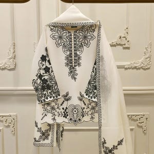 Bestickter Baumwollnetzanzug: Agha Noor 3-teiliges Set - Sommerweiß (Medium