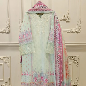 Agha Noor 3-teiliger bestickter Digitaldruck-Rasenanzug - Chiffon Dupatta
