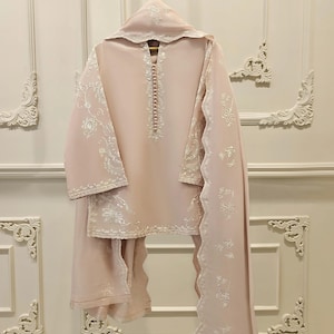 Gestickter Lawn Shalwar Kameez: Indisch/Pakistanischer Anzug (Größe M, L)