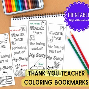 Puede incluir: Cuatro marcapáginas para colorear imprimibles para profesores. Cada marcapáginas presenta una ilustración en blanco y negro de un libro, una manzana, una flor, una mochila, una mariposa, una abeja y unas tijeras. Los marcapáginas tienen el texto "Gracias por ser parte de mi historia" y espacio para el nombre del profesor.