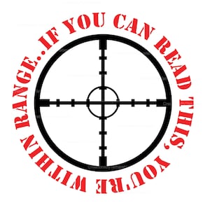 Puede incluir: Un diseño gráfico en negro y rojo que presenta una mira telescópica con el texto "IF YOU CAN READ THIS, YOU'RE WITHIN RANGE." El texto es rojo y la mira es negra. El fondo es blanco.