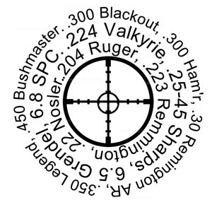Puede incluir: Un gráfico en blanco y negro de una retícula de mira telescópica con varios tipos de munición enumerados en un patrón circular alrededor. El texto incluye .300 Blackout, .224 Valkyrie y .223 Remington.