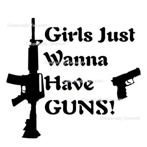 Puede incluir: Gráfico de silueta negra sobre fondo blanco. El texto dice "Girls Just Wanna Have GUNS!" con un rifle y una pistola representados a ambos lados del texto.