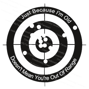 Puede incluir: Un diseño de diana en blanco y negro con el texto "Just Because I'm Old Doesn't Mean You're Out Of Range." La diana presenta círculos concéntricos y marcas de agujeros de bala, sugiriendo un tema de tiro o puntería.